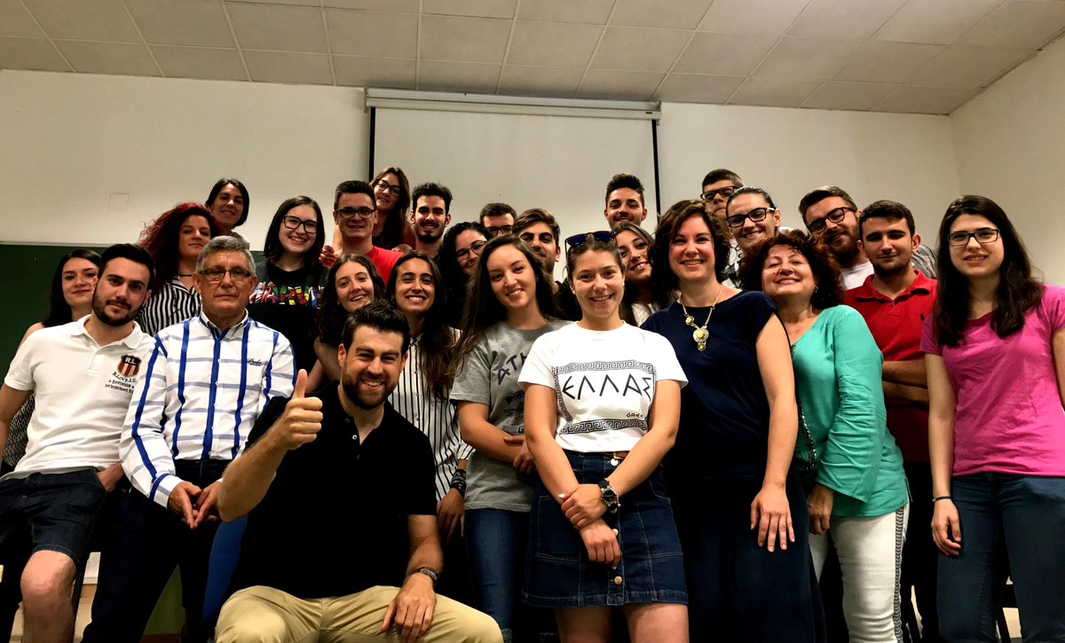 I_MartinLerma's tweet photo. Mis alumn@s de 4º #GradodeHistoria de @UM me han elegido PADRINO DE PROMOCIÓN!!! Qué felicidaaaad! Muy agradecido! Fiestón el 15 de Junio ;) https://t.co/2rgVNKztOc
