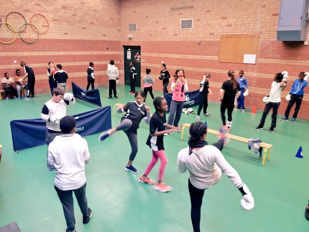 MarionRelier's tweet photo. #BoxeEnREP @associationozp @Academie_Paris les boxeurs @AS_JBC75 @UNSSParis @unss encadrent les écoliers ! #BoxeFrançaise https://t.co/YnY15WiAU7