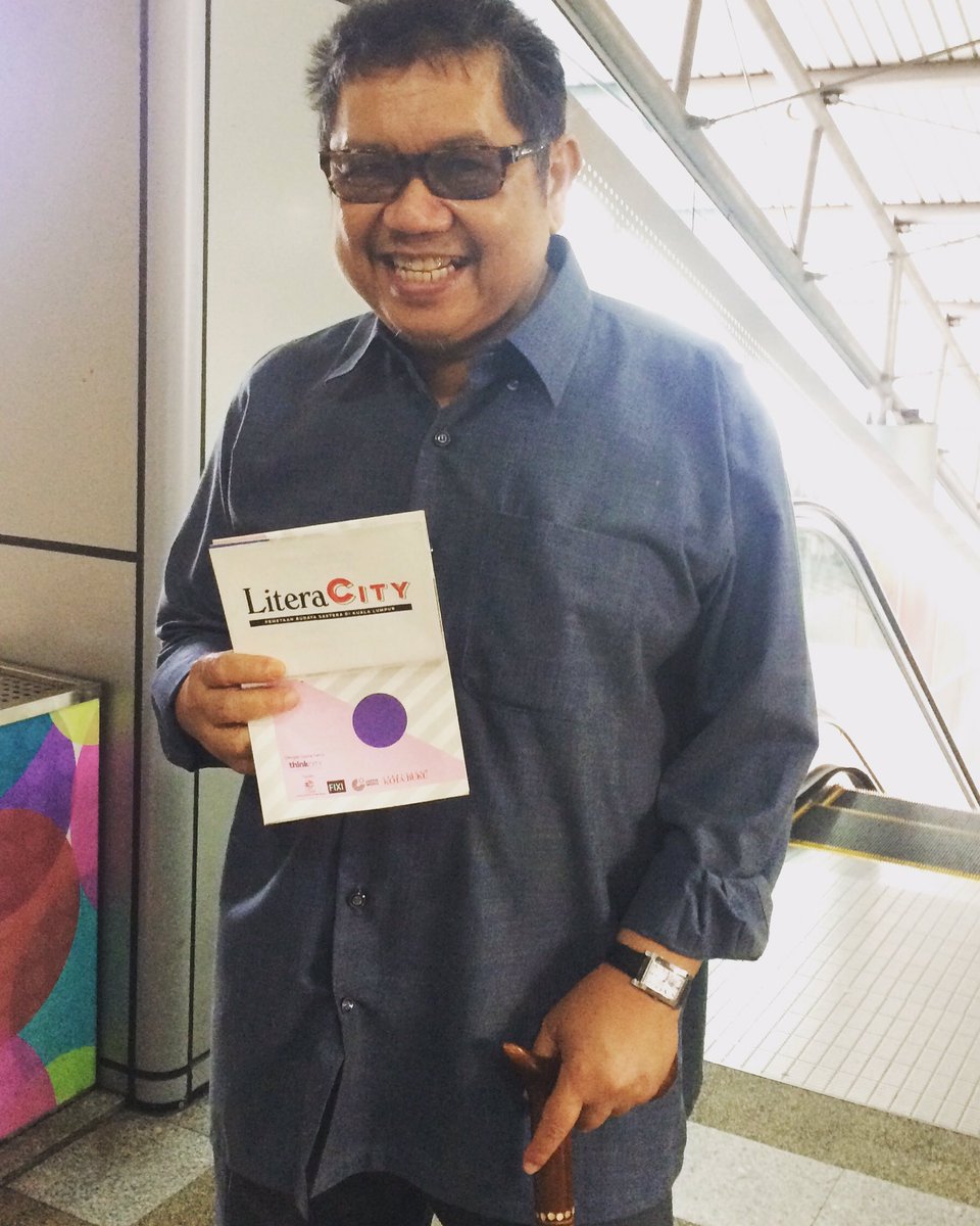literacitykl's tweet photo. Dato #Lat bersama peta #LiteraCity yang diinspirasi dari novel grafiknya, #MatSom. Tak sabar tunggu #MatSom2! https://t.co/4xLhVuuoPU https://t.co/P5ZyBuqyhD