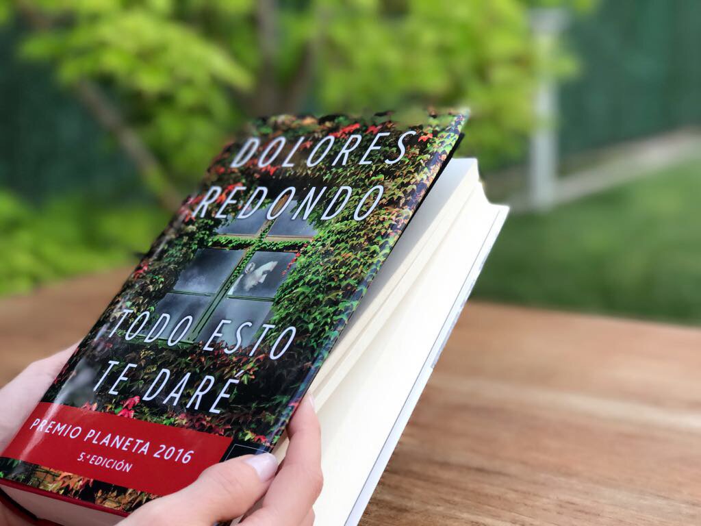 Emma García Web (@emmagarciaweb) on Twitter photo Apuesto por la lectura viva, el tacto de un libro, la memoria visual.. Leyendo a <a href="/DoloresRedondoM/">Dolores Redondo</a> #placeresdelavida #Felizdia Apuesto por la lectura viva, el tacto de un libro, la memoria visual.. Leyendo a <a href="/DoloresRedondoM/">Dolores Redondo</a> #placeresdelavida #Felizdia