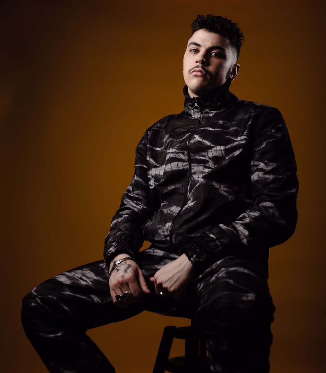 Ho visto marcire anime
ho lasciato che ciò accadesse
FUORI
Ascolta il brano sptfy.com/fuori