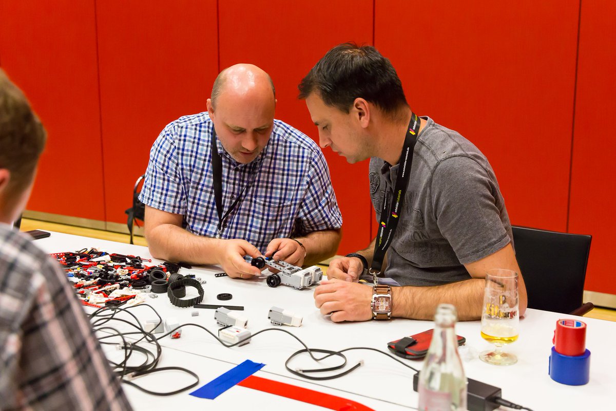 jaxcon's tweet photo. Auch der Spaß ist auf der diesjährigen #JAX nicht zu kurz gekommen! #roboter #jax #jax2017 #diy https://t.co/gOI7cCM01x