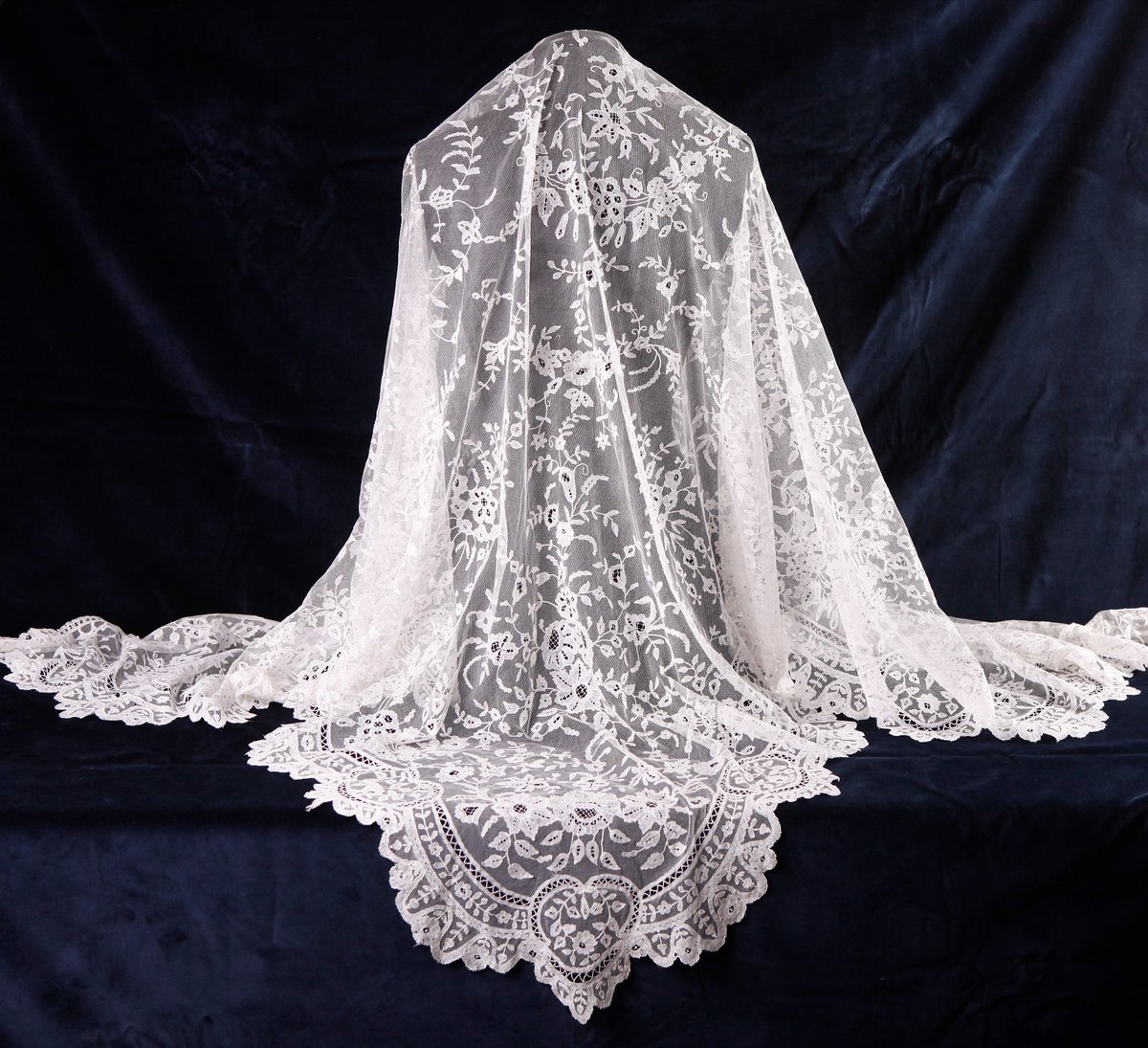 #GiornataInternazionaleMusei è perdersi nella trasparenza di un merletto #CapraiCollection #18maggio #museumday #IMD2017 #festadeimusei2017