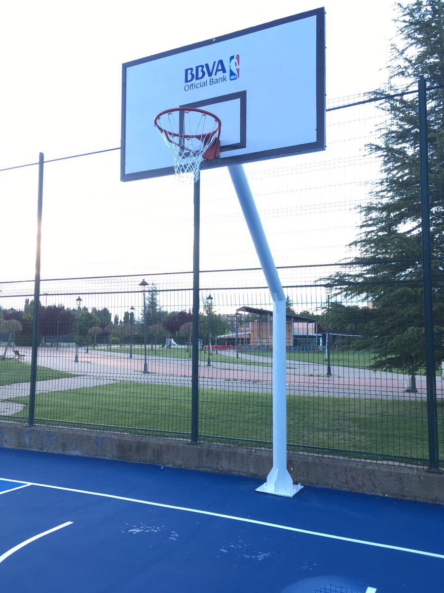 NBAspain's tweet photo. ¡Espectacular cómo ha quedado la pista del Complejo Deportivo Isla Dos Aguas! 🔝🏀 https://t.co/Jc5FCywhx5