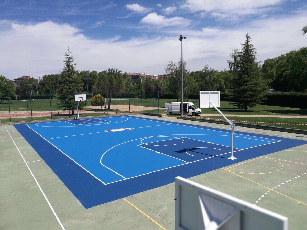 NBAspain's tweet photo. ¡Espectacular cómo ha quedado la pista del Complejo Deportivo Isla Dos Aguas! 🔝🏀 https://t.co/Jc5FCywhx5