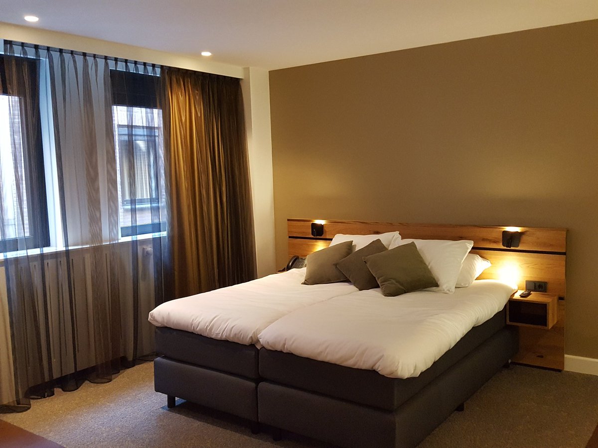 Opening theaterhotel Venlo met vescom wandbekleding en gordijnstoffen. Ontwerp: <a href="/Kim_van_Bakel/">Kim van Bakel</a> 
#mooimetvescom 
#hotelinterieur