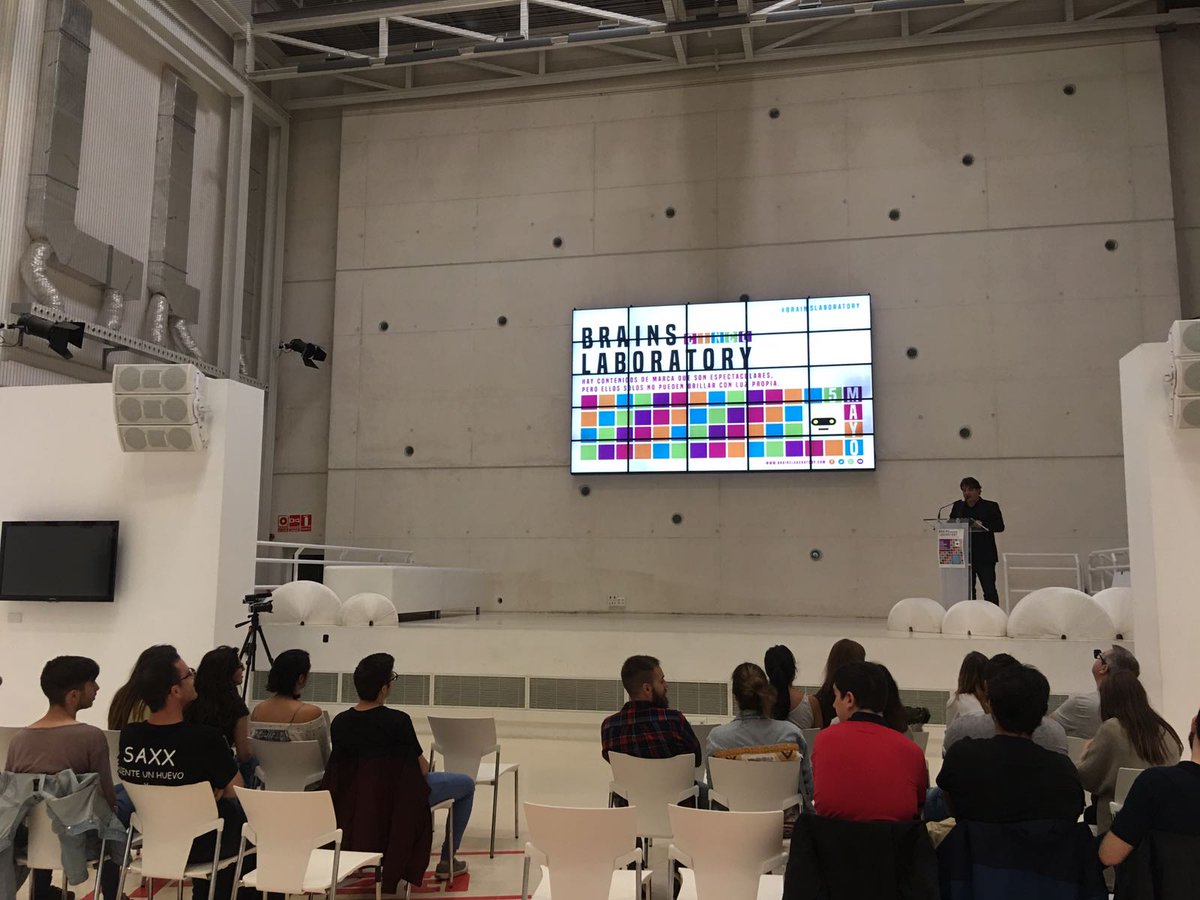 Todos preparados para conocer al equipo ganador de Brains Laboratory, mucha suerte a todos. ¡Comienza la entrega del premio!