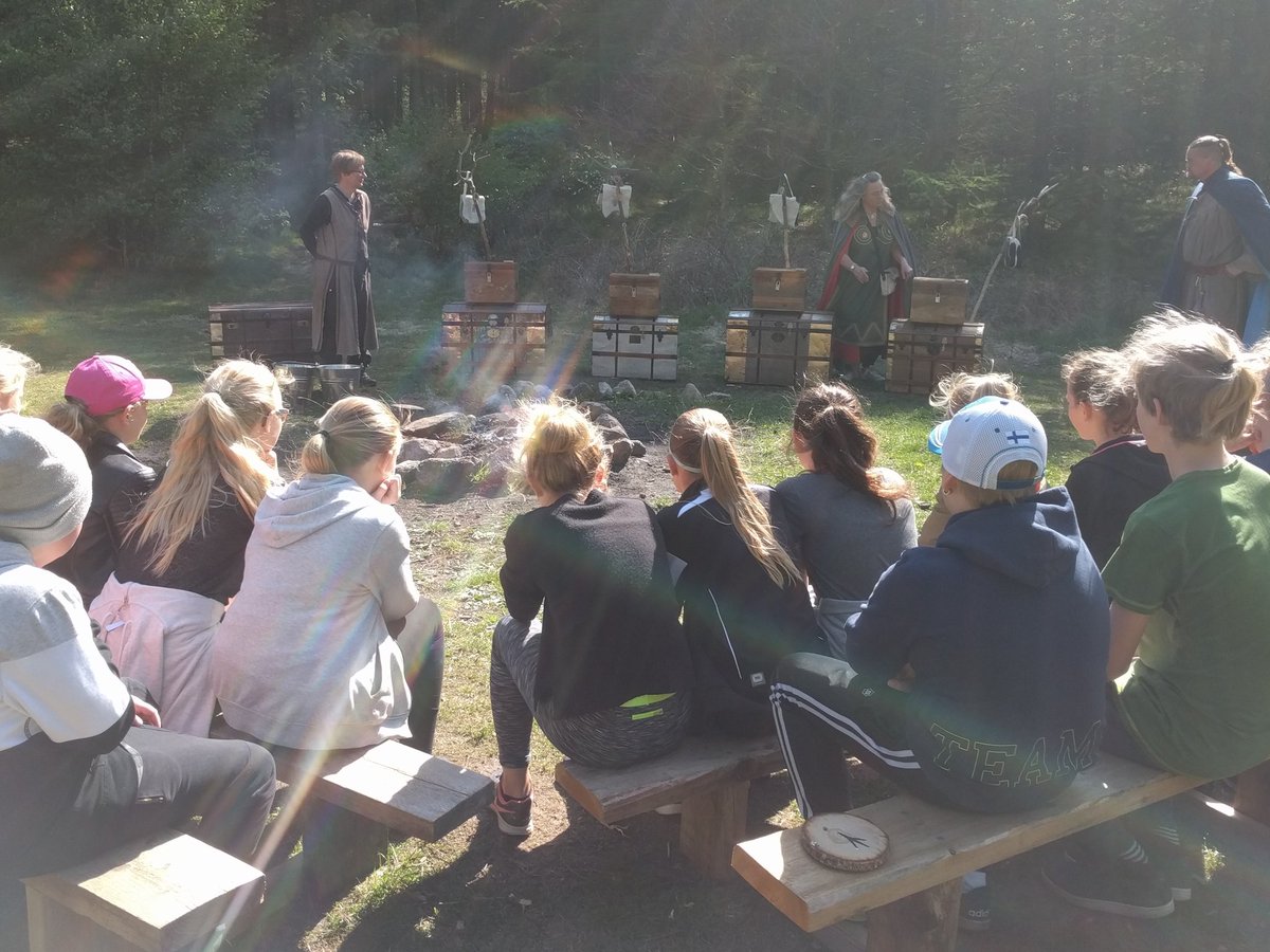 MarieJohnsson00's tweet photo. Skegrie skola åk 5 är i Snogeholm och utför Snogespelen! Kul dag! https://t.co/YTh0MWtfPL