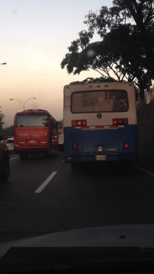 eutrafico's tweet photo. RT @jeanrequena: #18May #AGMA via Caracas Cota mil acceso sólo por terrazas Retraso en Metropolitano 6:22am https://t.co/12L9r2VYhK