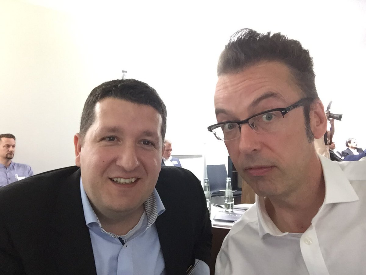 schomberg's tweet photo. Ich sonne mich - per #Selfie - im wohlverdienten #Ruhm von @ruettenmarcel, dem aktuellen #PMI-Preisträger 2017!
#code #coden #deep17 https://t.co/1zNQugn0vZ