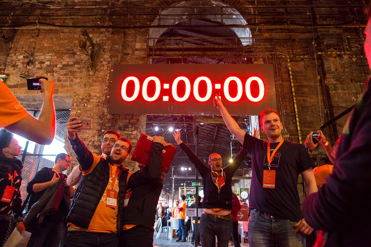 ING__Polska's tweet image. 14 km kabli komputerowych oraz 1200 gniazdek elektrycznych - podsumujmy #24hcoding! media.ingbank.pl/informacje-pra…