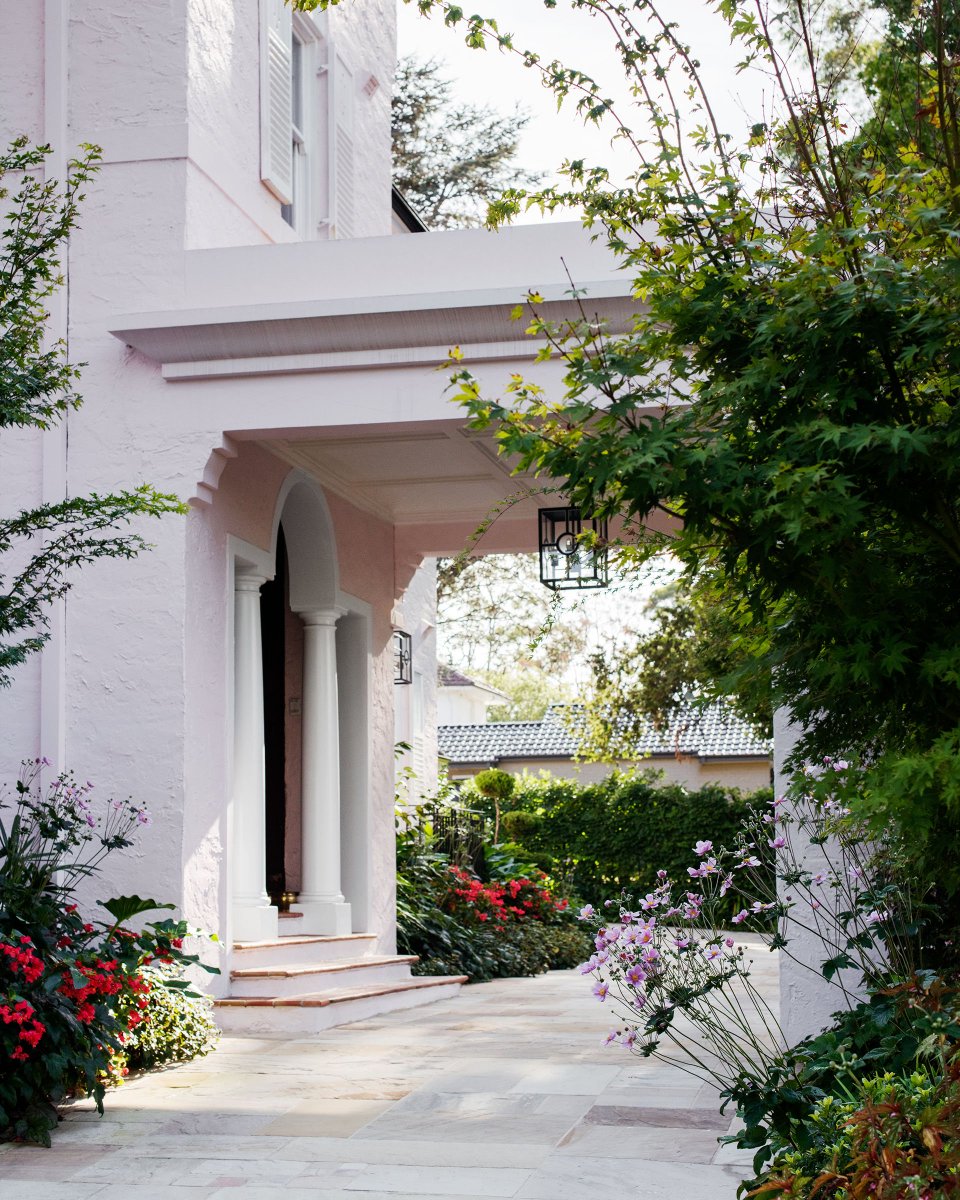 BelleMagazineAu's tweet photo. Mixing traditional elements with a touch of the tropics has turned a suburban Sydney garden into a lush paradise: https://t.co/f7BIZqMSGn https://t.co/3IWDYqrkH3
