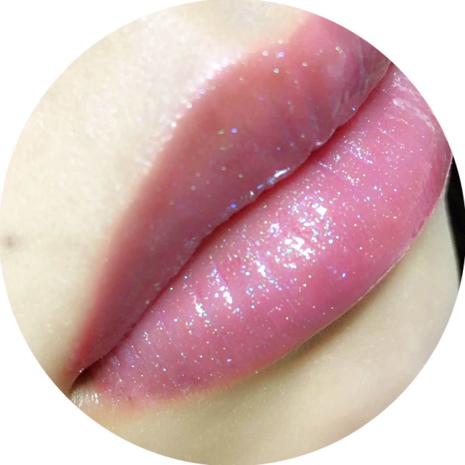 あき Macソフトヒントをぐりぐり塗ってからヴォリュプテティントインオイル5を重ねたら宇宙みたいな唇になった すき 実際は2枚目みたいにもっと青ラメが見えて唇が宇宙 T Co Tfnp8rjra8 Twitter