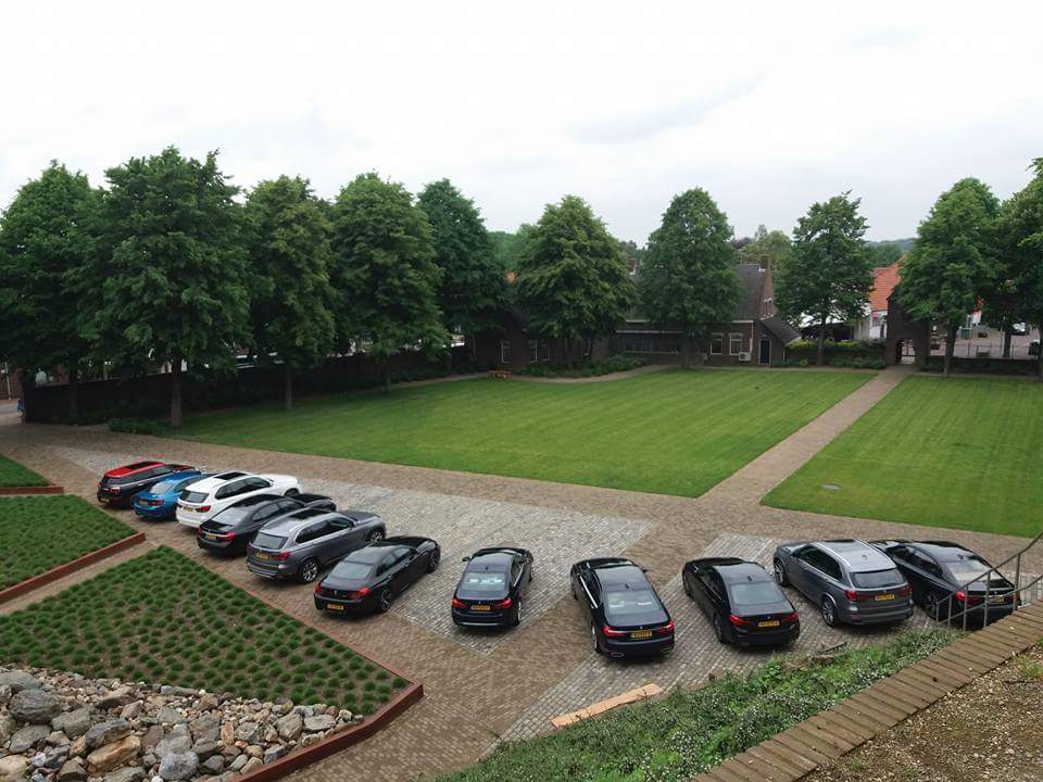 Lunch voor rallyrijders van <a href="/PROconnectNL/">PRO-Connect</a>, mooi plaatje al die #bmw's van @BMWdeMaassche van onze Kasteeltuin!