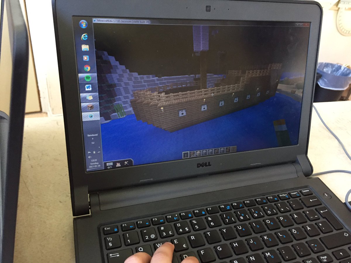 ElnaSvensson's tweet photo. Elever önskade att få bygga i Minecraft, när vi planerade arbetsområdet Stormaktstiden. Plötsligt händer det, byggs för fullt #Villanskolan https://t.co/YHnoAduzLS