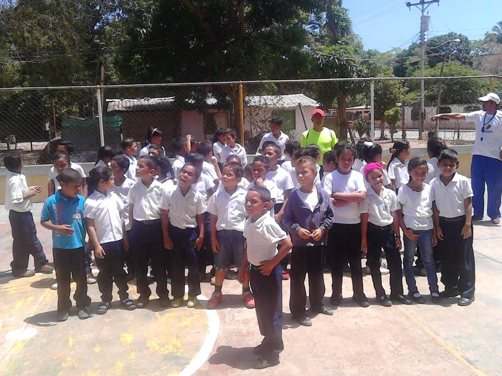 INADEMUSOFICIAL's tweet photo. Homenaje al prof César López #Orquesta #Bailoterapia #Atletismo #Baloncesto #PintaCaritas #CastilloInflable en La Montañita @micumana500 https://t.co/3b6A1ORScE