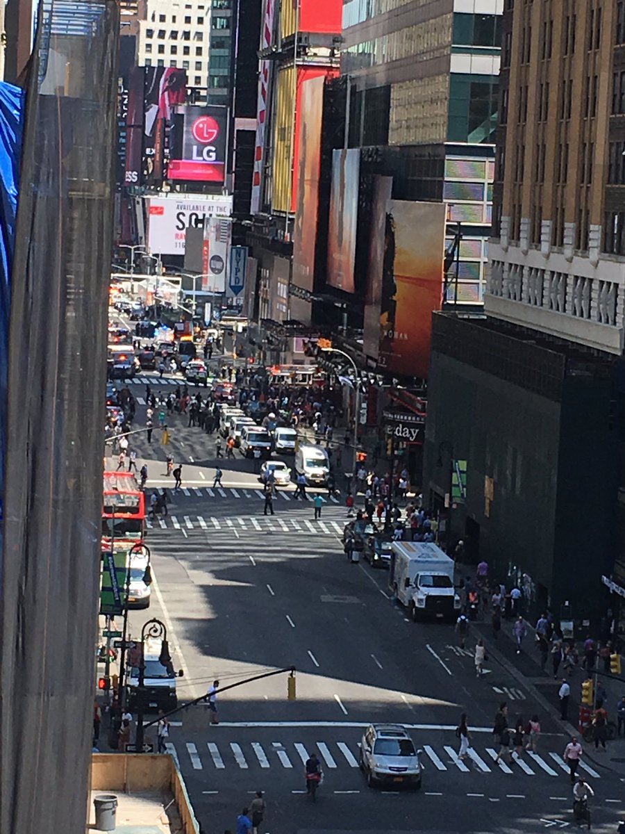 BrigBoo's tweet photo. View of #timessquare from the office 🙁 https://t.co/OOvRB67l8g