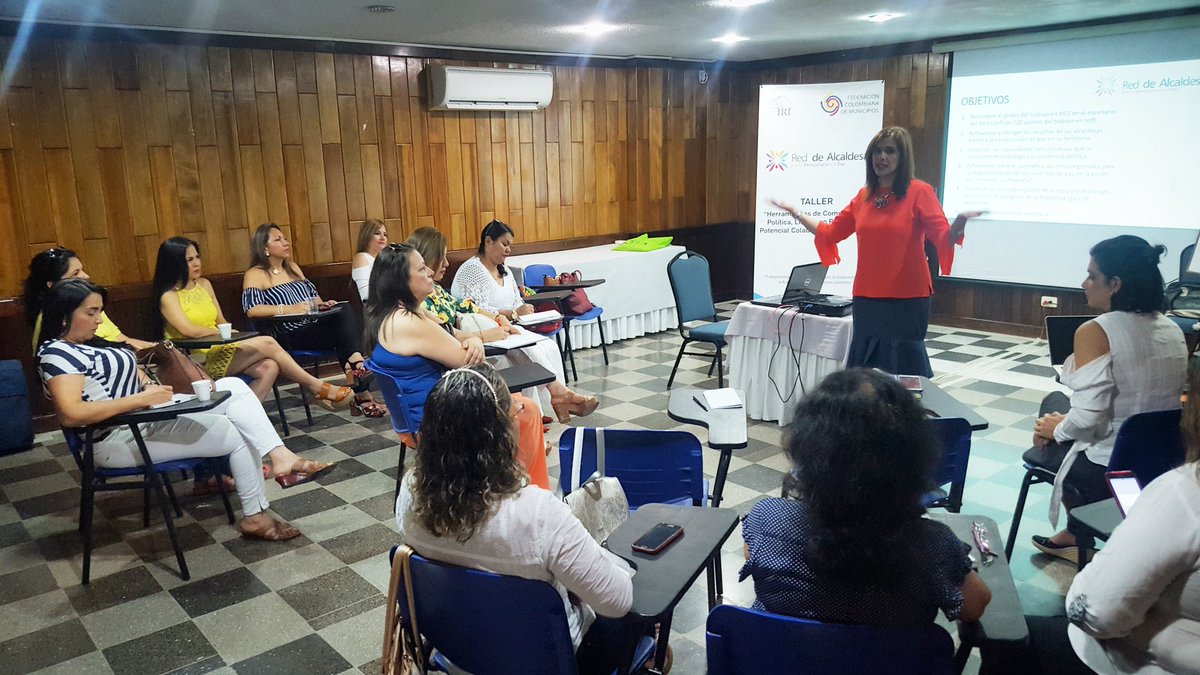 Fedemunicipios's tweet photo. Alcaldesas de la Región Centro – Sur del país se reúnen en Neiva,Huila gracias a la #RedDeAlcaldesas de la #FCM e @IRI_es. 😀🇨🇴 https://t.co/5jOEUuIs9p