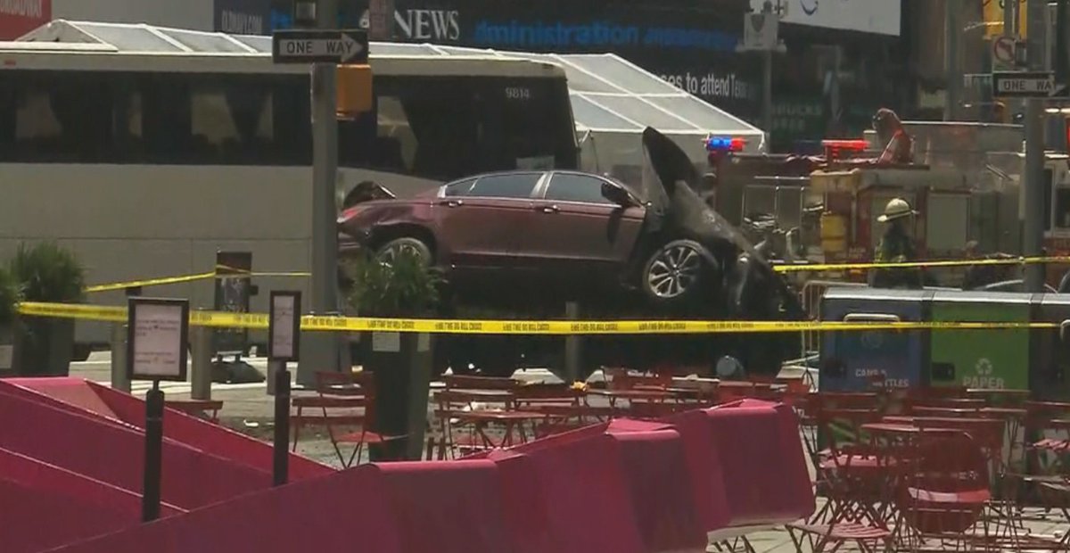 #UPDATE 1 person reported killed in Times Square accident WATCH LIVE bit.ly/2rjf0ih https://t.co/NRgoYr05uR