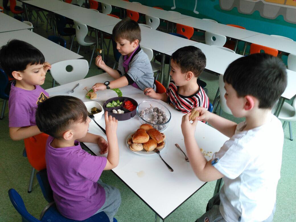 UOUnye's tweet photo. KG2 Sınıf Pikniği adlı #Osbep etk ile aile katılımı sağlayarak evde atıştırmalıklar hazırlayarak okulda birbirleri ile paylaştılar.🥒 🥗🍝🥙🌮🍱🍽😋 https://t.co/bI5zV414Pi