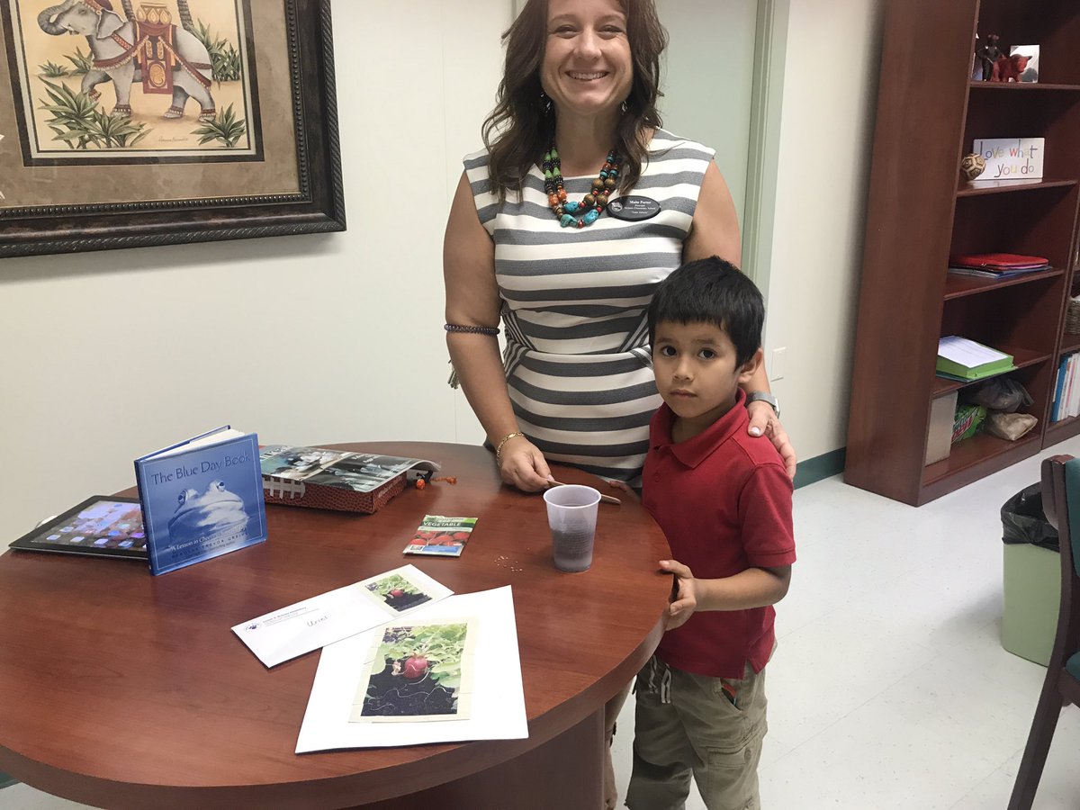 PortersPitch's tweet photo. Proud of our 1st grade student he earned all of his good behavior puzzle pieces! Earning a planting w the Principal activity @McInnisElem https://t.co/XzEzD6cKrn