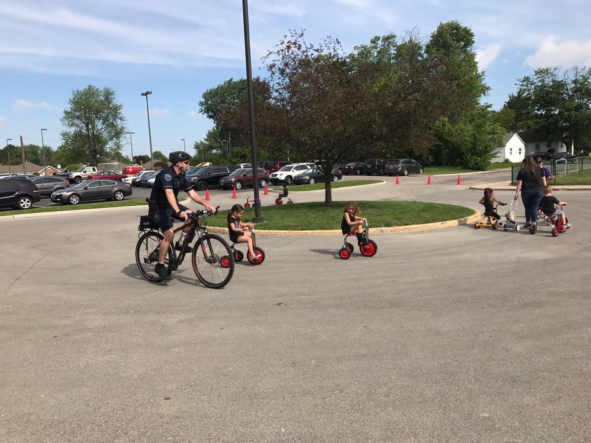 Brownsburg_CSC's tweet image. Thanks to Officer Flynn and @BCSCPD for taking part in Field Day at the Early Childhood Center today!