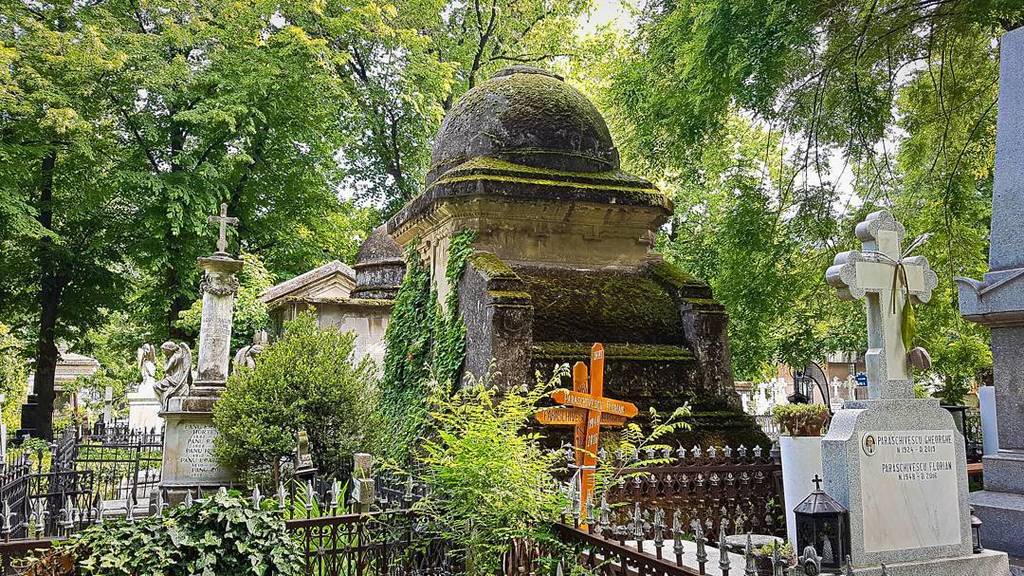 SkyeTravels's tweet image. Bellu Cemetery or Angkor Wat? Read more at ift.tt/2pXh6AA.  #bellu #experiencebucharest ift.tt/2rj47Nl