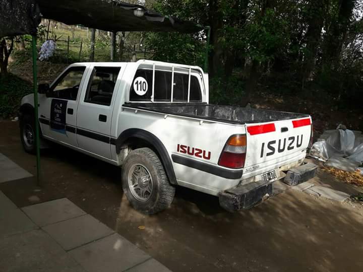 clauarias81's tweet photo. Impresentable, intorelable!!! En la misma camioneta de la basura, trasladan alimentos paicor p/los chicos de la primaria #potrerodegaray https://t.co/klYHbKc18W