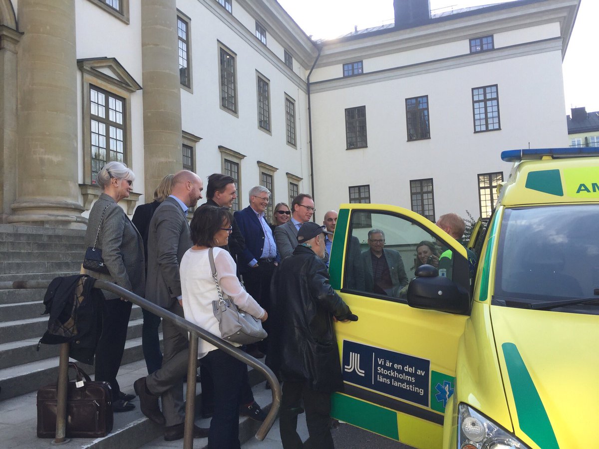 ÄNTLIGEN är alla Sthlms ambulanser uppkopplade för att kunna skicka värden i realtid till akuten! sll.se/nyheter-stockh… #08pol #eHälsa
