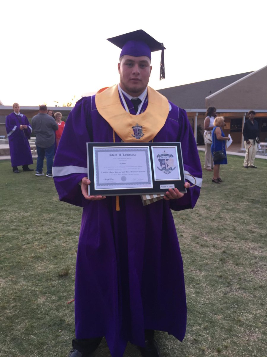 abraham62_'s tweet image. Salutatorian with a 4.3 GPA and did it as a 1st generation American citizen.