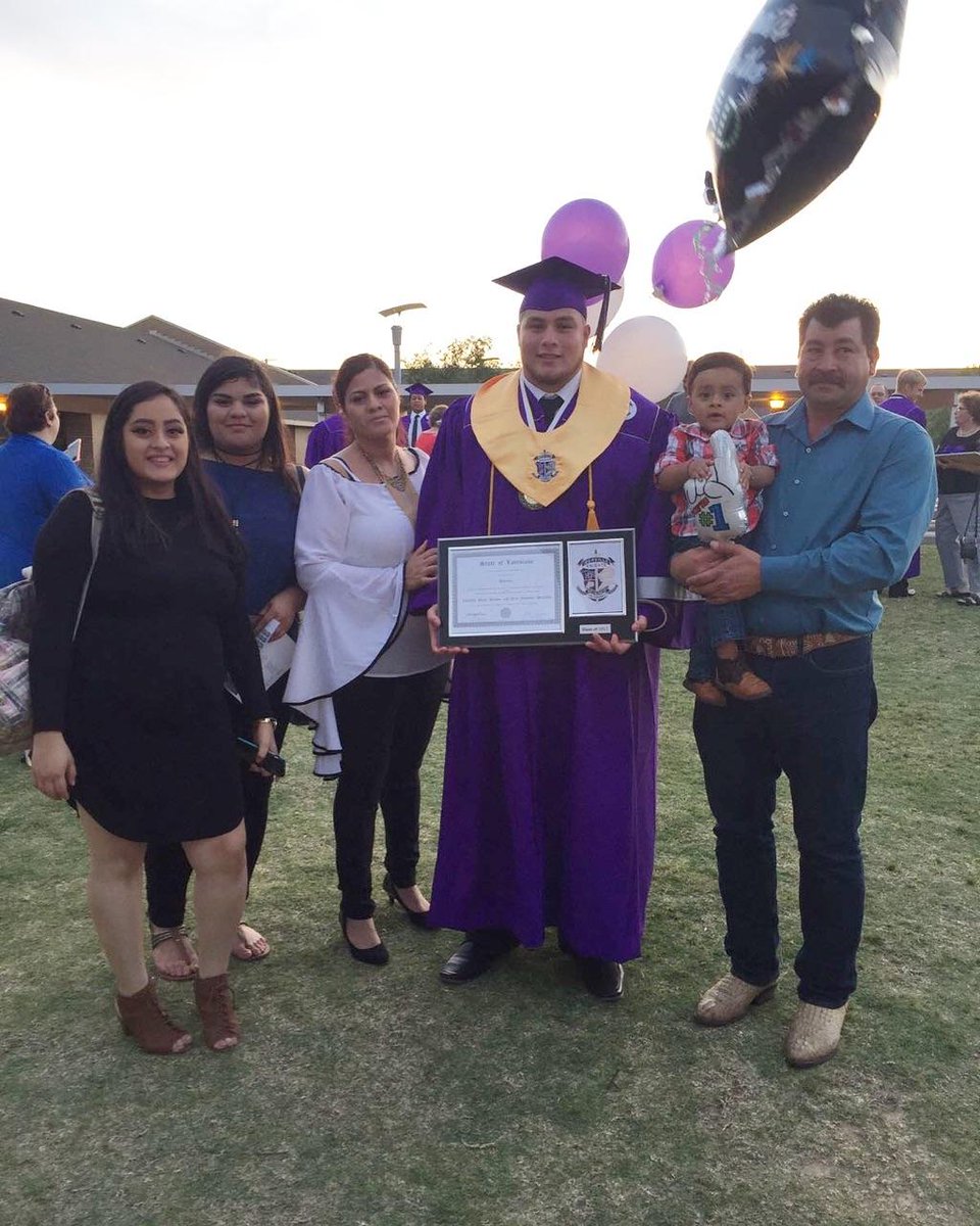 abraham62_'s tweet image. Salutatorian with a 4.3 GPA and did it as a 1st generation American citizen.