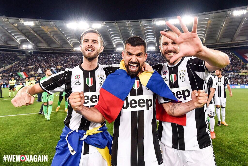 Tomas Rincòn gana su primer titulo internacional como jugador de la Juventus.