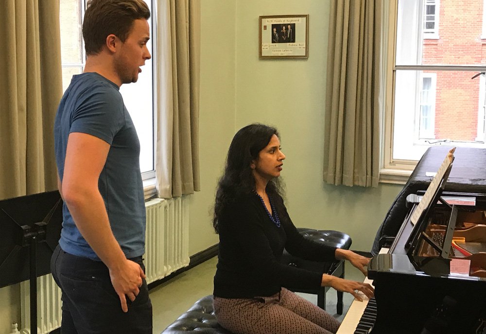 RCM singer <a href="/TenorMills/">Stephen Mills</a> and <a href="/NatashaLoges/">Natasha Loges</a> sounding great in rehearsal ahead of this Sat's concert at #LeithHill Place bit.ly/2qyEAiK