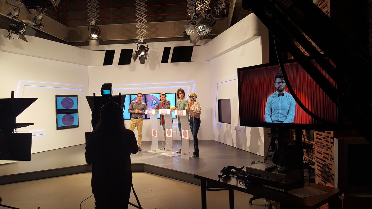 laprofedetele's tweet photo. ¡Mi última clase del curso.. y la de ellos! Acabamos con humor: con el concurso 'Hazme un favor'. Presenta @gonza_miralles #FormatosTV 4CAV https://t.co/y7zRGd6HMJ