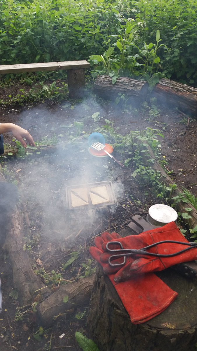 CooksterDebbie's tweet photo. Y6 experimenting @RowParkAcademy #toasties #homemadehumus https://t.co/sv4QGZxlWt