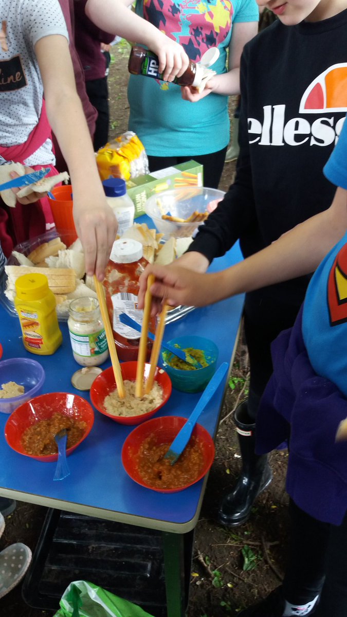 CooksterDebbie's tweet photo. Y6 experimenting @RowParkAcademy #toasties #homemadehumus https://t.co/sv4QGZxlWt