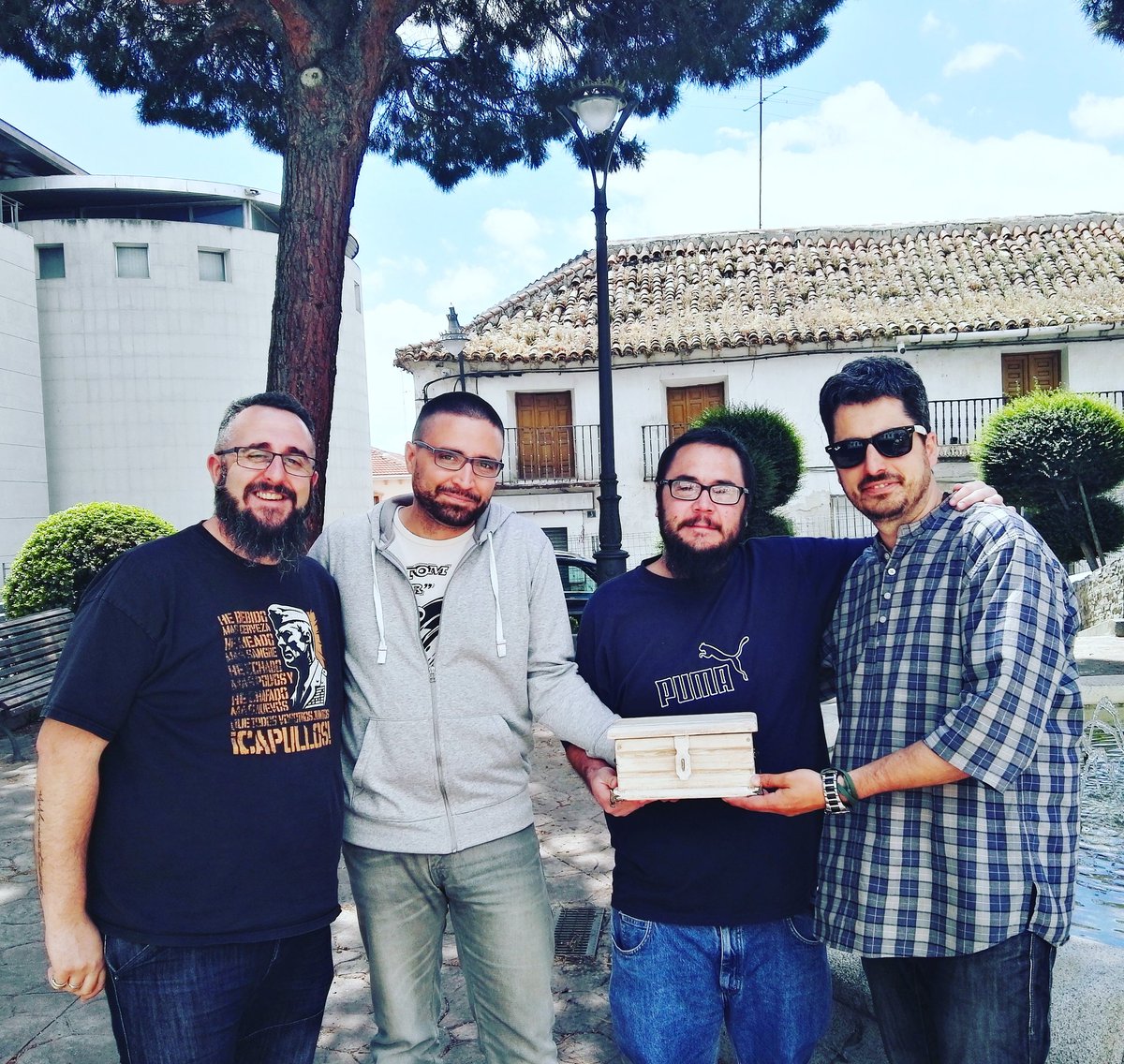 Entregando su obsequio por participar en la V Feria del Libro en #Parla a los amigos de <a href="/OndaBulevaRadio/">Onda Bulevar</a>.
Gracias y os esperamos en la VI.