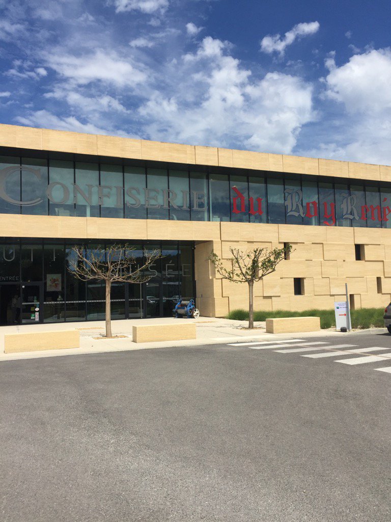 christophedukc's tweet photo. 1er village chez un client : un grand merci au Musée du Calisson pour son hospitalité et bravo aux équipes d'Aix VDD https://t.co/gNVMSyV1x3