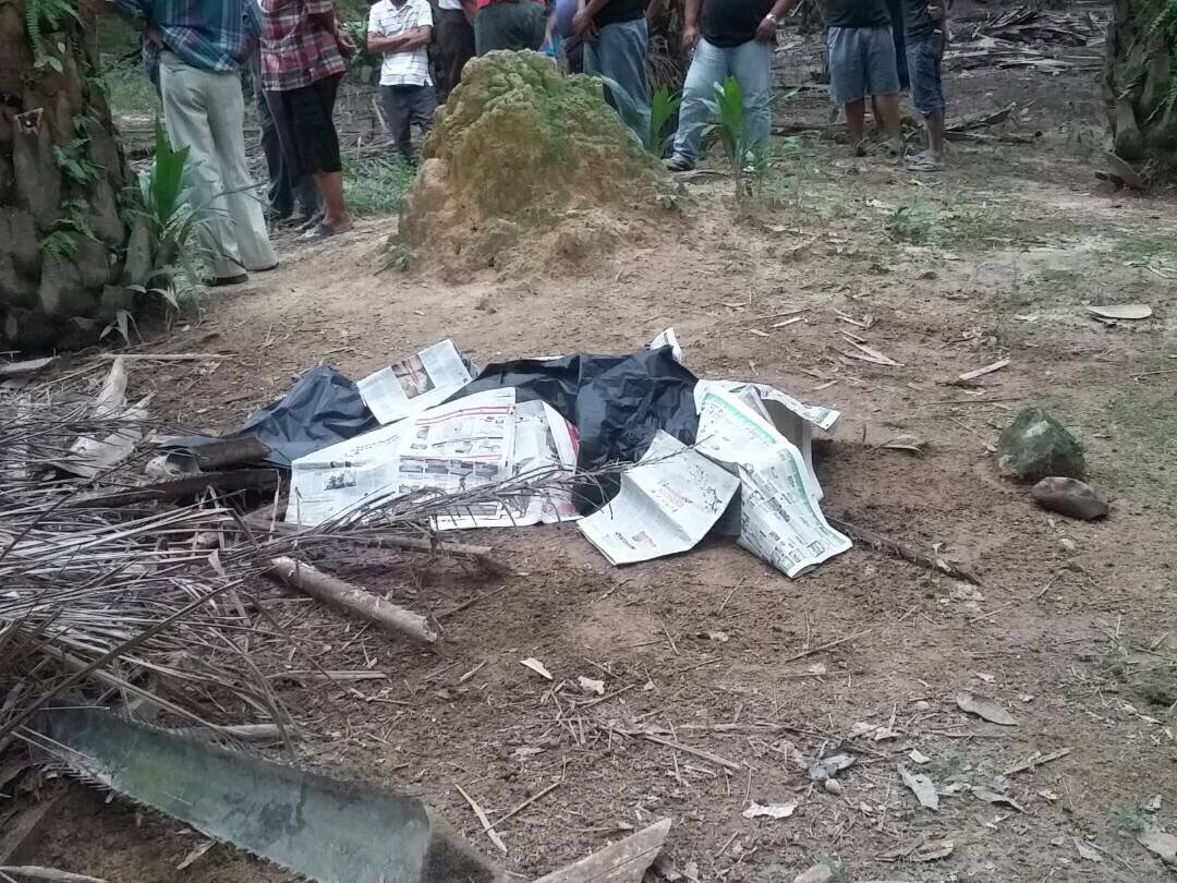 n9Jangx's tweet photo. Gemas - Orang ramai menjumpai mayat lelaki di Palong 8 pada petang tadi . Identiti mangsa masih belum dikenalpasti.
credit #RTN9 #ITKCrew https://t.co/mmIDmw6ZBg