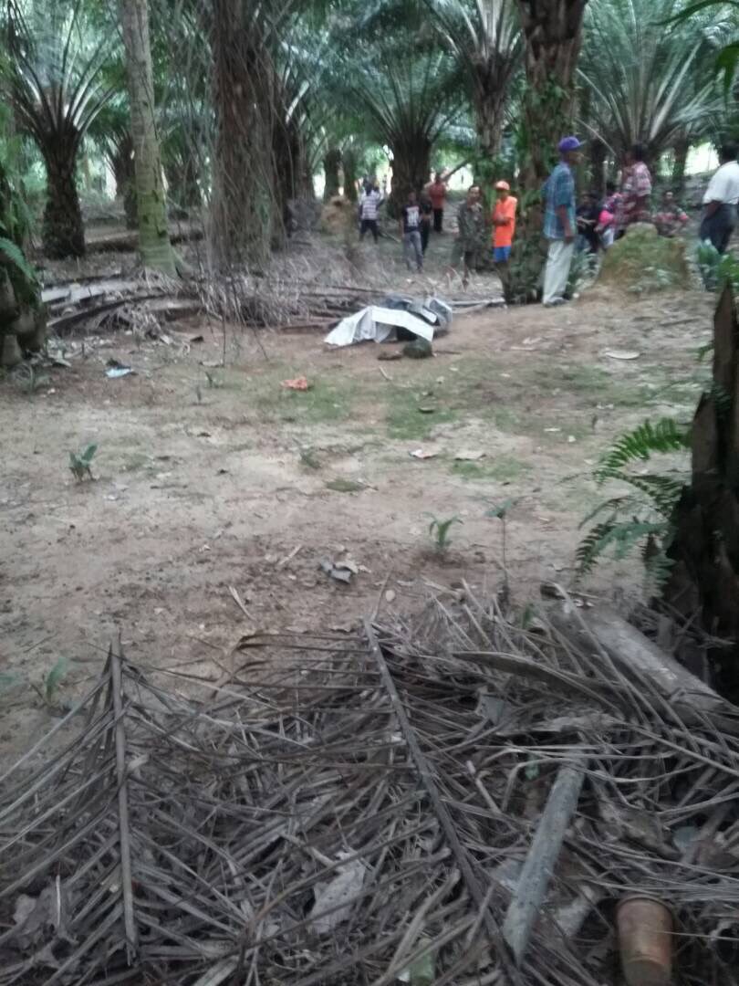 n9Jangx's tweet photo. Gemas - Orang ramai menjumpai mayat lelaki di Palong 8 pada petang tadi . Identiti mangsa masih belum dikenalpasti.
credit #RTN9 #ITKCrew https://t.co/mmIDmw6ZBg