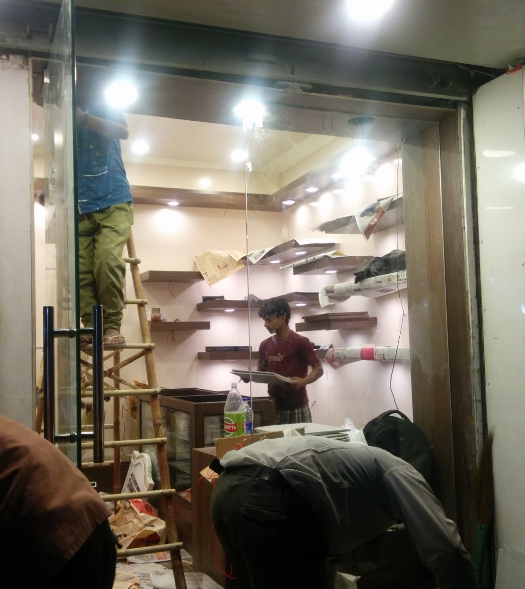DeckMySpace_DMS's tweet photo. #DeckMySpace Experts finishing up work at a #RetailStore site in #Delhi at 3:30 am. Well, timely delivery of projects is our forte! 😎 https://t.co/OzZ6xi3Kkc