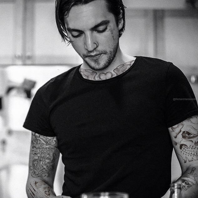 richardharmonuk's tweet photo. Even if @RichardSHarmon was covered in tattoos he would still be good looking <3 https://t.co/cisUHvPyO3