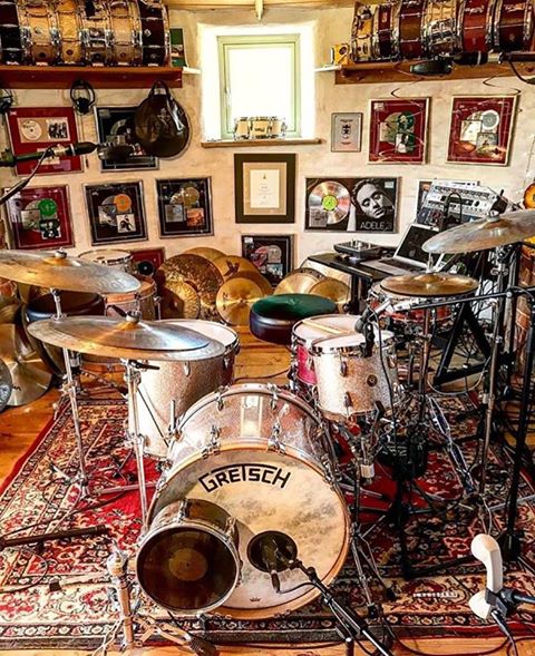 Does this picture capture what would happen if you won the lottery? I'd be straight to the drum store like, "CASH ok?" 🤑
📷 by <a href="/ashsoan/">Ash Soan</a>