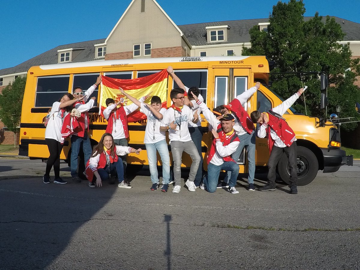 b_wit_'s tweet image. Y un bus de esos tipicos se aqui. The Royale Eagle en Arkansas!! @SPGrouppack @FundlaCaixa @Cajasol 
#FLLSpain #muchomasquerobot