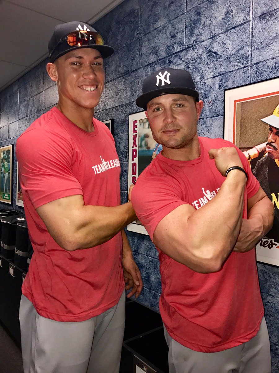 Rarrrrrrrrr!!! Judge and Holliday...great pic. @TeamGleason, image size:900x1200