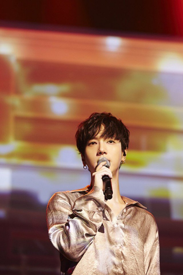 yesungcloud_bot's tweet photo. 너는 오색빛 구름, 동백의 붉음 그리고 바람의 향기, 민들레 홑씨의 기적일거야

노을의 명도를 한 칸씩 지워갈수록 너에 대한 마음이 짙어지는 지금
네가 너무 보고 싶어서 속눈썹마다 네 사진을 걸어두는 지금

서덕준/ 22개월의 지금 https://t.co/5AuL7SrdwG