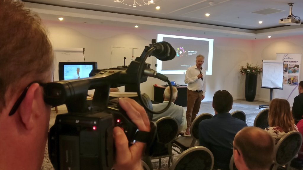 Mobility_NL's tweet photo. Nu spreekt @AartMasterPeace, directeur van vredesbeweging Masterpeace. Vrede en mobiliteit, dat heeft samenhang, vertelt hij. #Boostcamp https://t.co/3hljAjZp0U