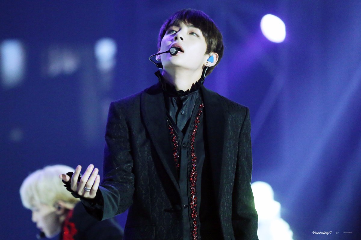 vascinating1230's tweet photo. 161119 MMA
@BTS_twt 
#방탄소년단 #태형 #뷔 https://t.co/UCFdcCo2Zs