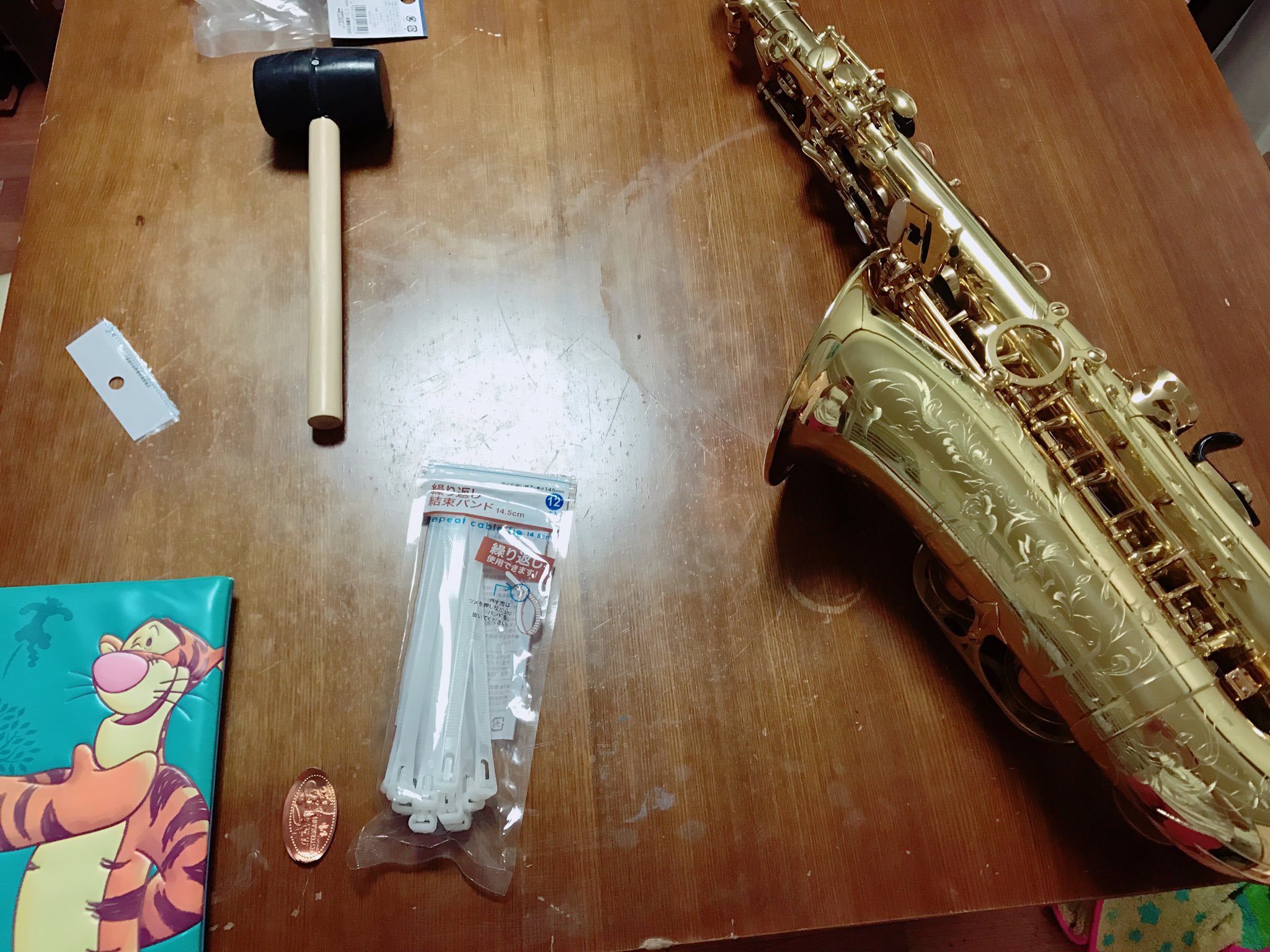 Kenichi なんちゃってリーフレックの作り方 まず金槌と楽器とディズニーのよく分からんコイン2枚と 1枚でも とコインを止めるゴムを用意します 次に金槌でよくわからんコインをリーフレックっぽい形に治します あとは楽器につけて はいおしまい