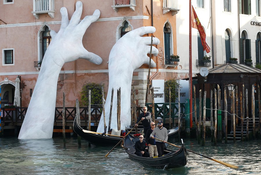 Venezia, due mani la sostengono e proteggono dai cambiamenti climatici